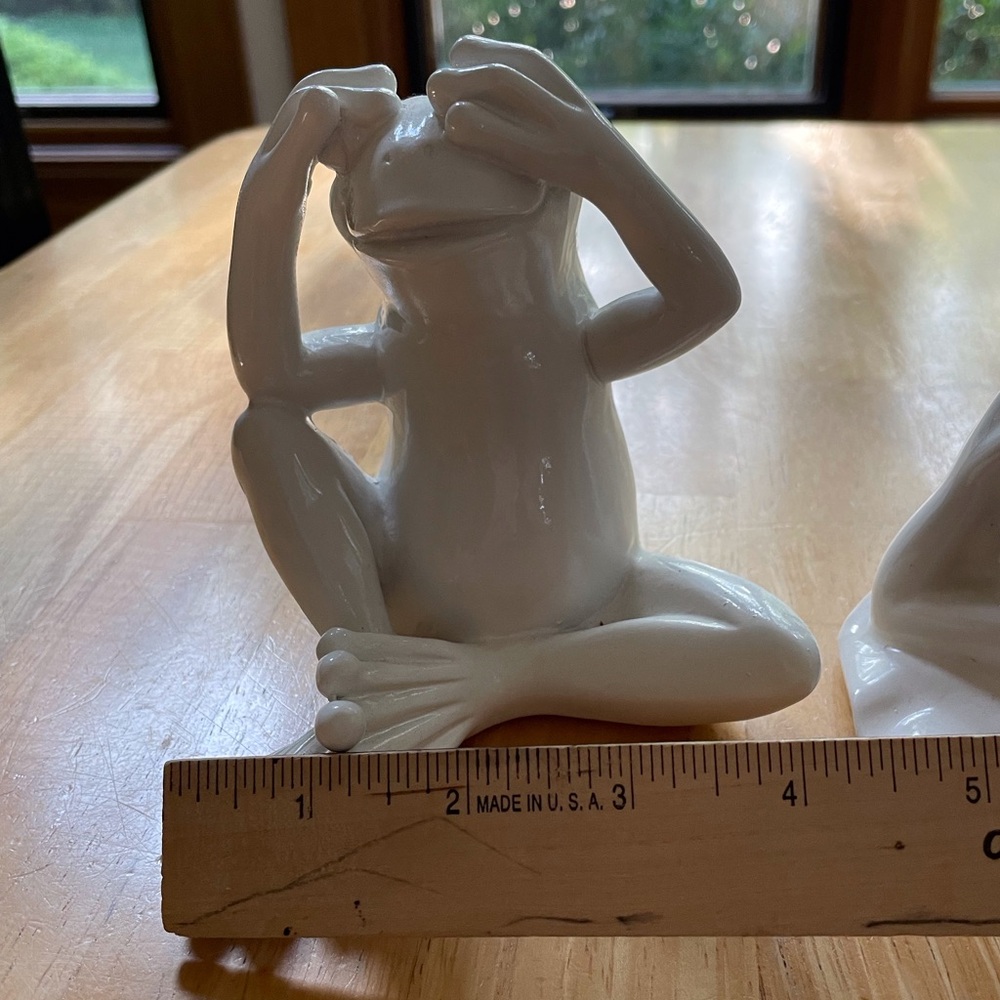Three resin frog figurines two white similar, third frog legs up different cream - Picture 15 of 15